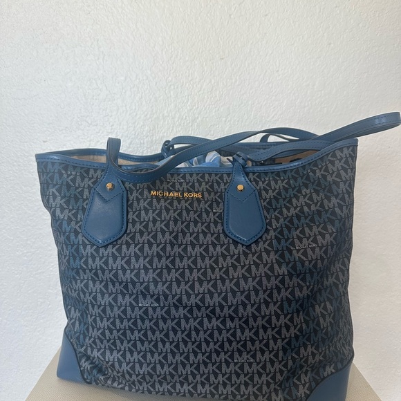 Michael Kors Large Eva Signature Tote - Picture 5 of 11
